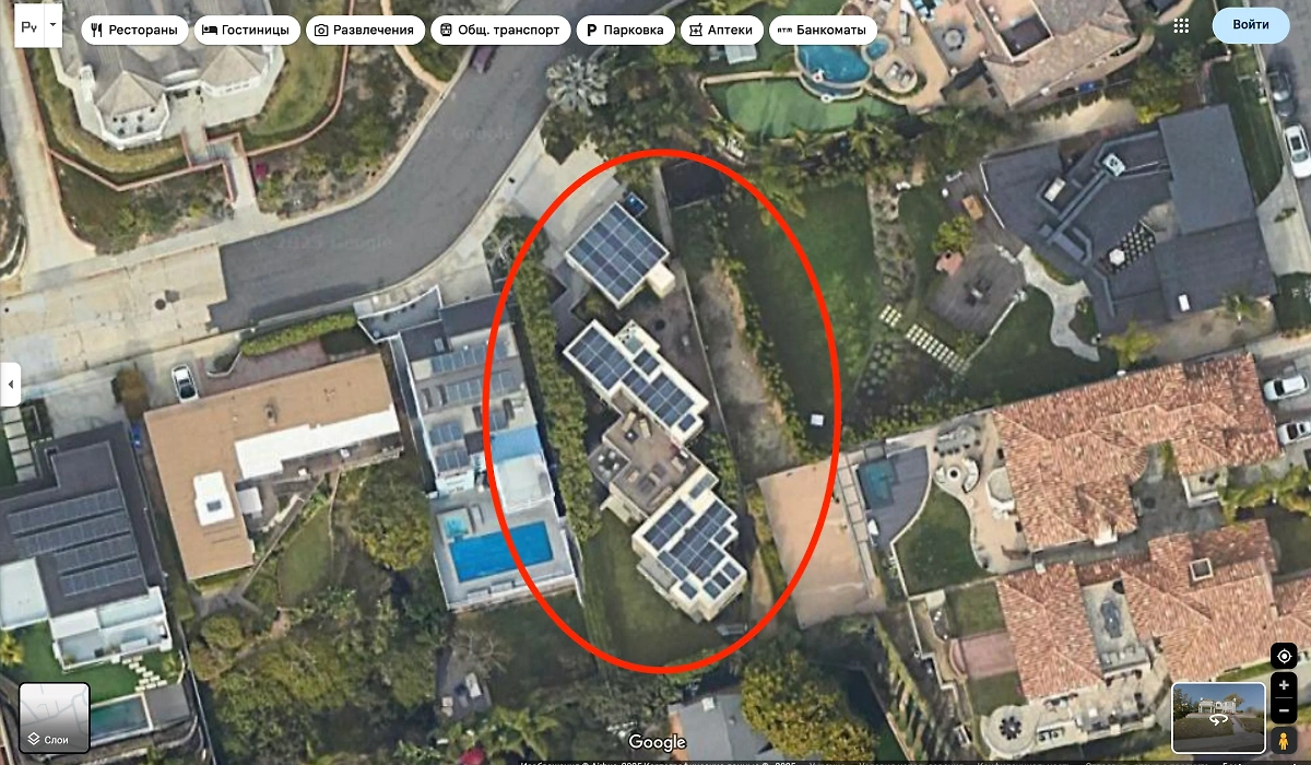 Гараж отдельно, огромная терраса и технологичная крыша с солнечными панелями — немного скромней, чем у соседей, но всё равно дорого. Фото © Google Maps