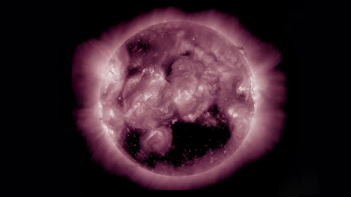 Корональная дыра на Солнце, возникшая в апреле 2025 года. Обложка © xras