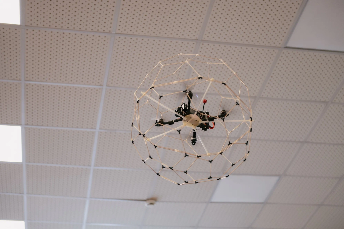 Клетка для защиты квадрокоптеров от столкновений. Обложка © В.Гуськов / nstu.ru