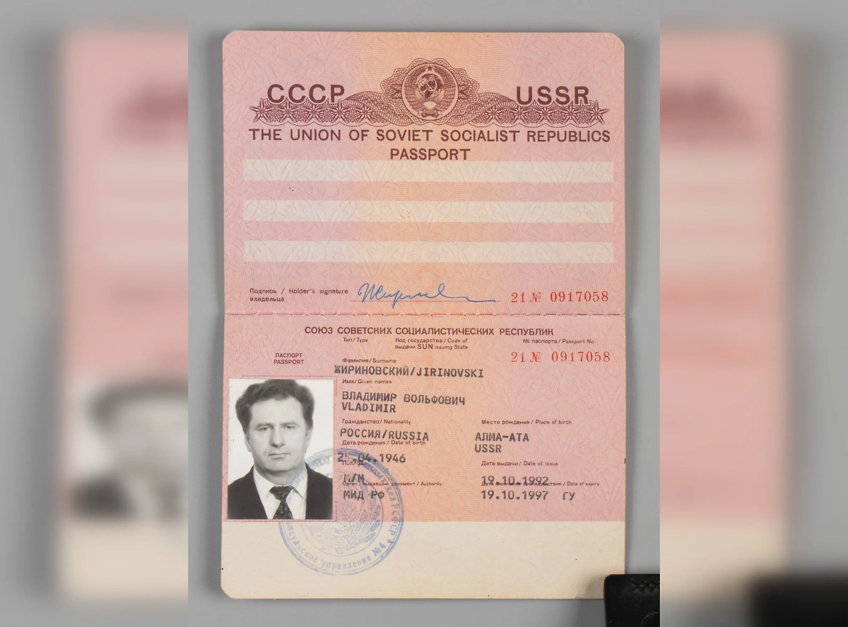 Загранпаспорт Владимира Жириновского. Обложка © ru.bidspirit.com