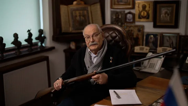 Михалков отправит на СВО подаренное Черномырдиным американское ружьё. Обложка © «Россия 24»