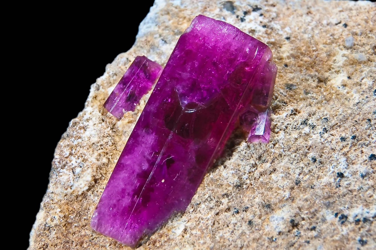 Красный берилл: американский изумруд из Юты. Фото © Wikipedia / Didier Descouens