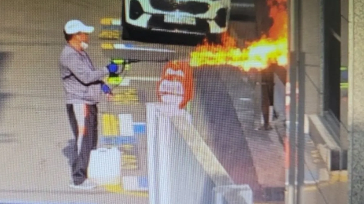 Кореец поджигает многоэтажку огнемётом. Обложка © X / lotteg_iants