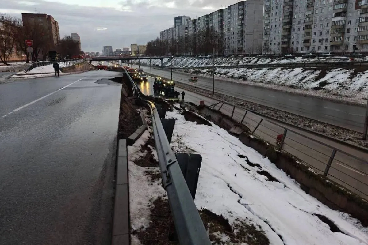 Место обвала в Новосибирске.  Обложка Telegram / Мэрия Новосибирска