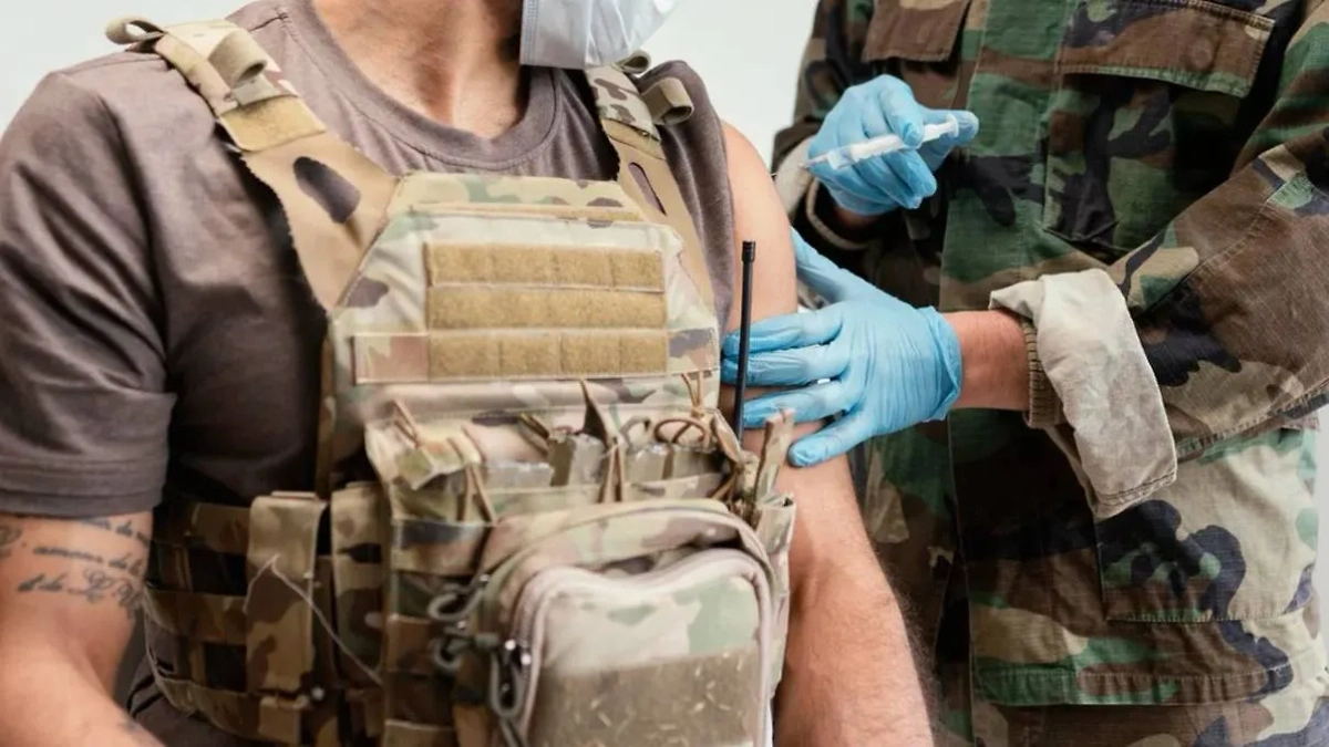 Военный врач помогает солдату. Обложка © freepik