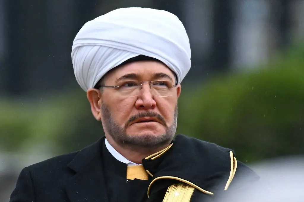 Председатель духовного управления мусульман России муфтий шейх Равиль Гайнутдин перед началом церемонии инаугурации у Большого Кремлевского дворца. Фото © Павел Бедняков/POOL/ТАСС