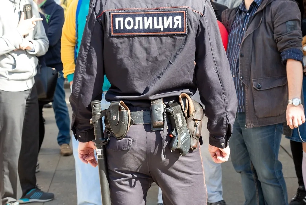 Сотрудник полиции. Обложка © Shutterstock / FOTODOM / FotograFFF