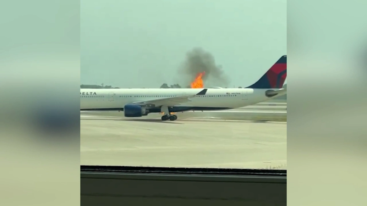 Загоревшийся самолёт. Обложка © X / dylangwall