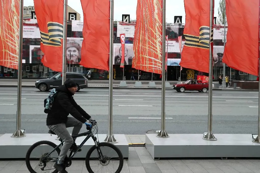 Трансляция акции «Бессмертный полк» на рекламных щитах на фасаде Московского дома книги. Фото © Михаил Терещенко/ТАСС 