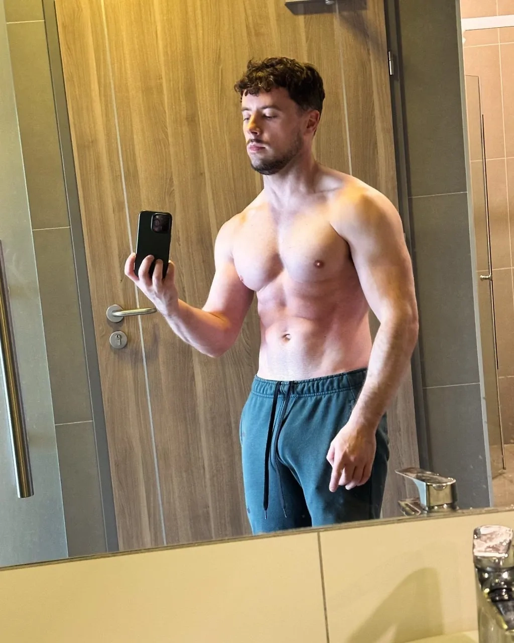 Фотографии Мариуша Левчика, которые использовал мошенник. Фото © Instagram (признан экстремистской организацией и запрещён на территории Российской Федерации) / designer_at_gym