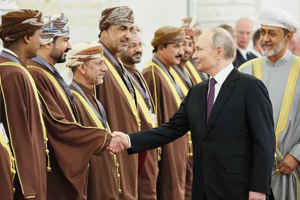 Владимир Путин встречает делегацию Омана вместе с Султаном Омана Хайсамом бен Тареком Аль Саидом. Фото © Сергей Савостьянов/ТАСС 