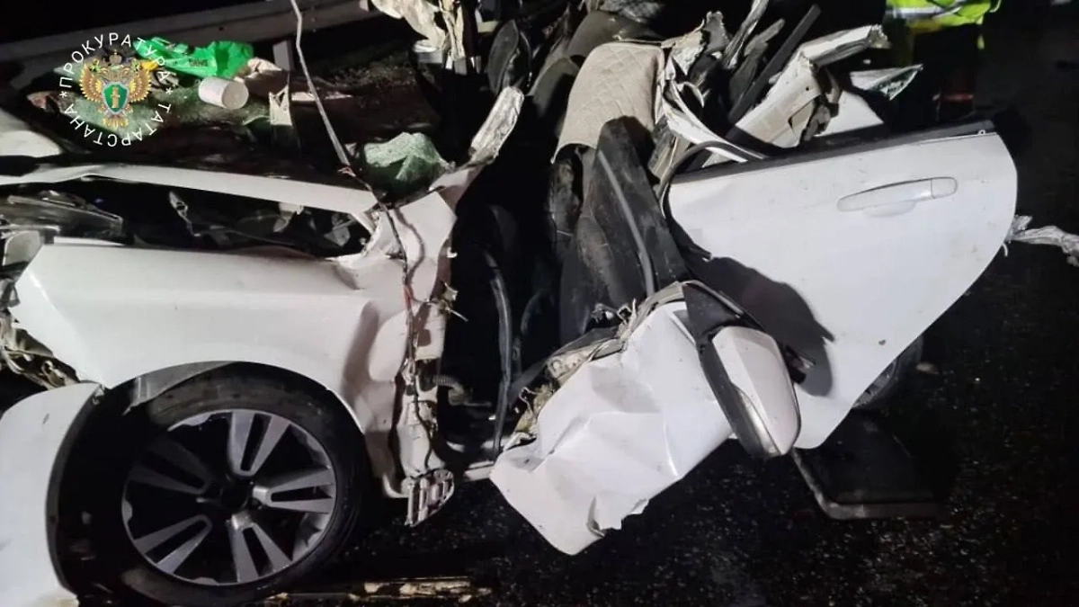 Смятая легковушка. Фото © Пресс-служба прокуратуры Татарстана