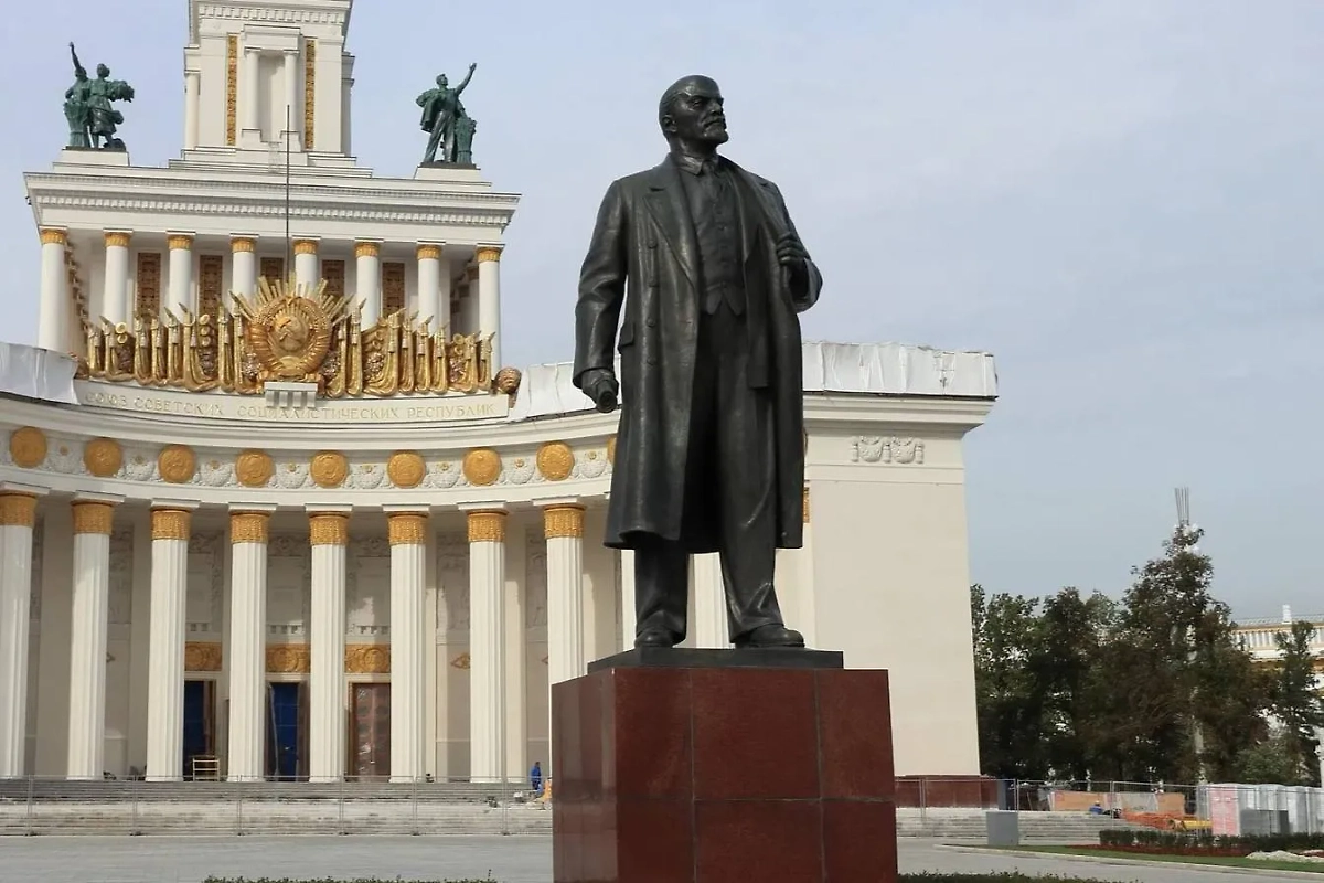 Памятник Ленину. Обложка © pixabay / AnnaIlarionova