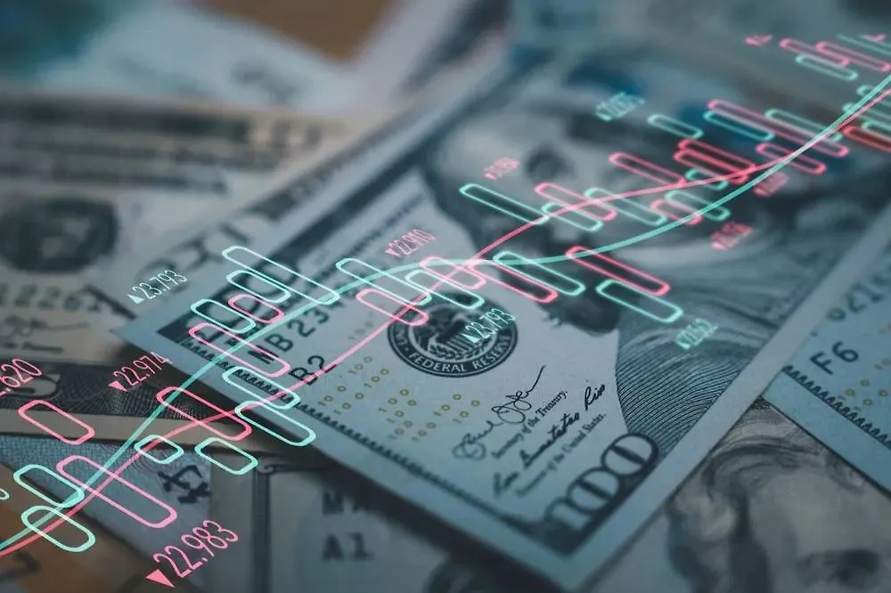 Экономисты рассказали, что будет с доллларом после 1 мая. Обложка © Shutterstock / FOTODOM / Dilok Klaisataporn