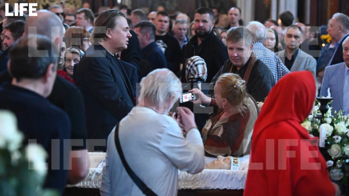 Женщина попыталась сделать селфи с умершим Церетели. Фото © Life.ru