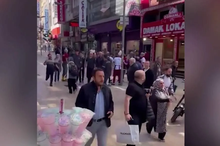 Землетрясение в Стамбуле. Обложка © X / Marcin Przybylek