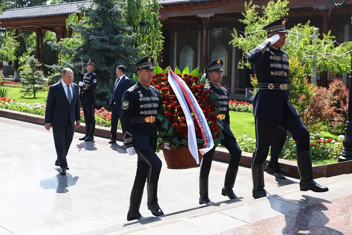 Глава МИД РФ Сергей Лавров у Вечного огня в Самарканде. Фото © Telegram / МИД России 