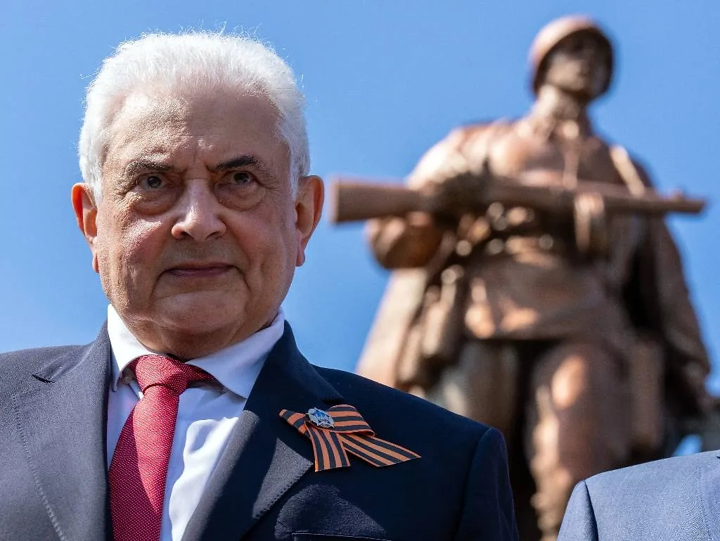 Посол России в Германии Сергей Нечаев во время церемонии у памятника советским воинам в 80-ю годовщину битвы за Зееловские высоты. Фото © dpa/picture-alliance 