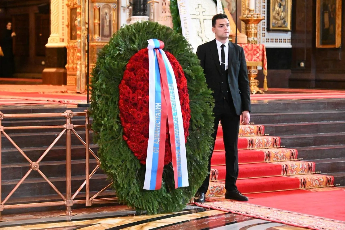 Венок от Администрации президента России на церемонии прощания с Зурабом Церетели. Фото © Life.ru