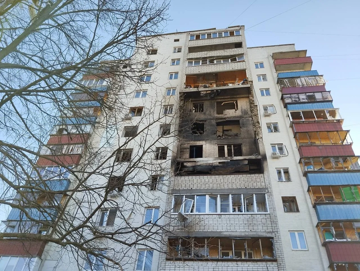 Один из повреждённых домов в Курске после удара беспилотника ВСУ. Обложка © Telegram / Александр Хинштейн