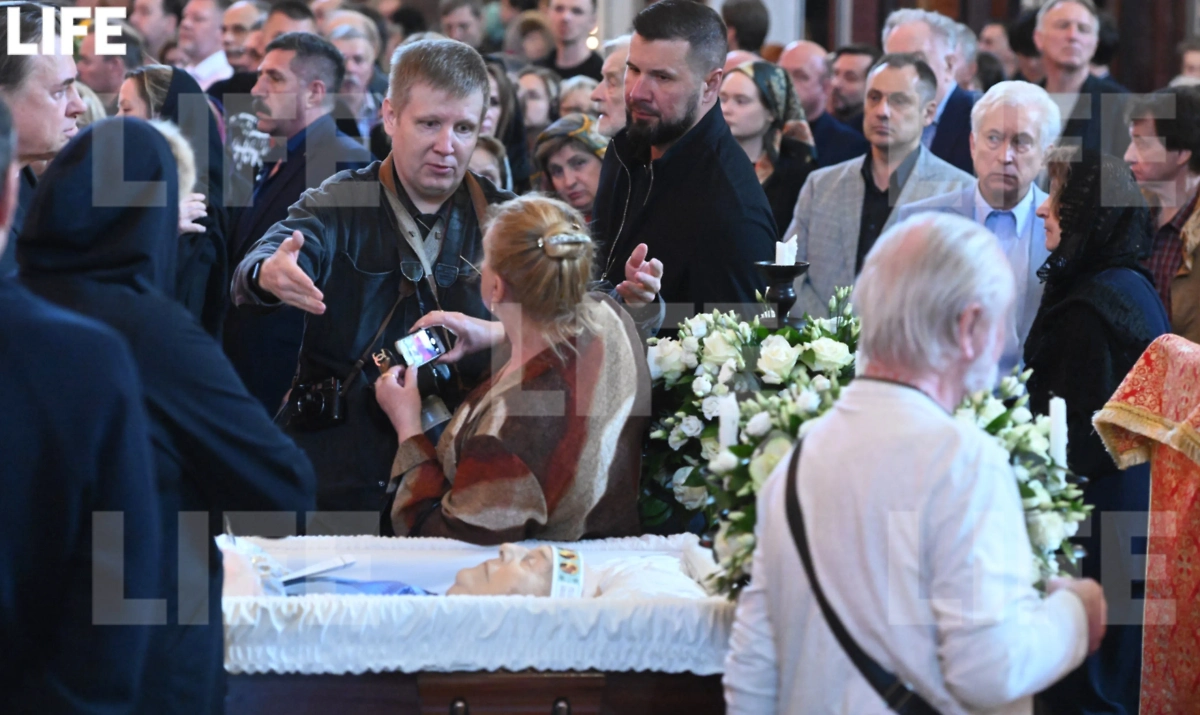 Женщина попыталась сделать селфи с умершим Церетели. Фото © Life.ru