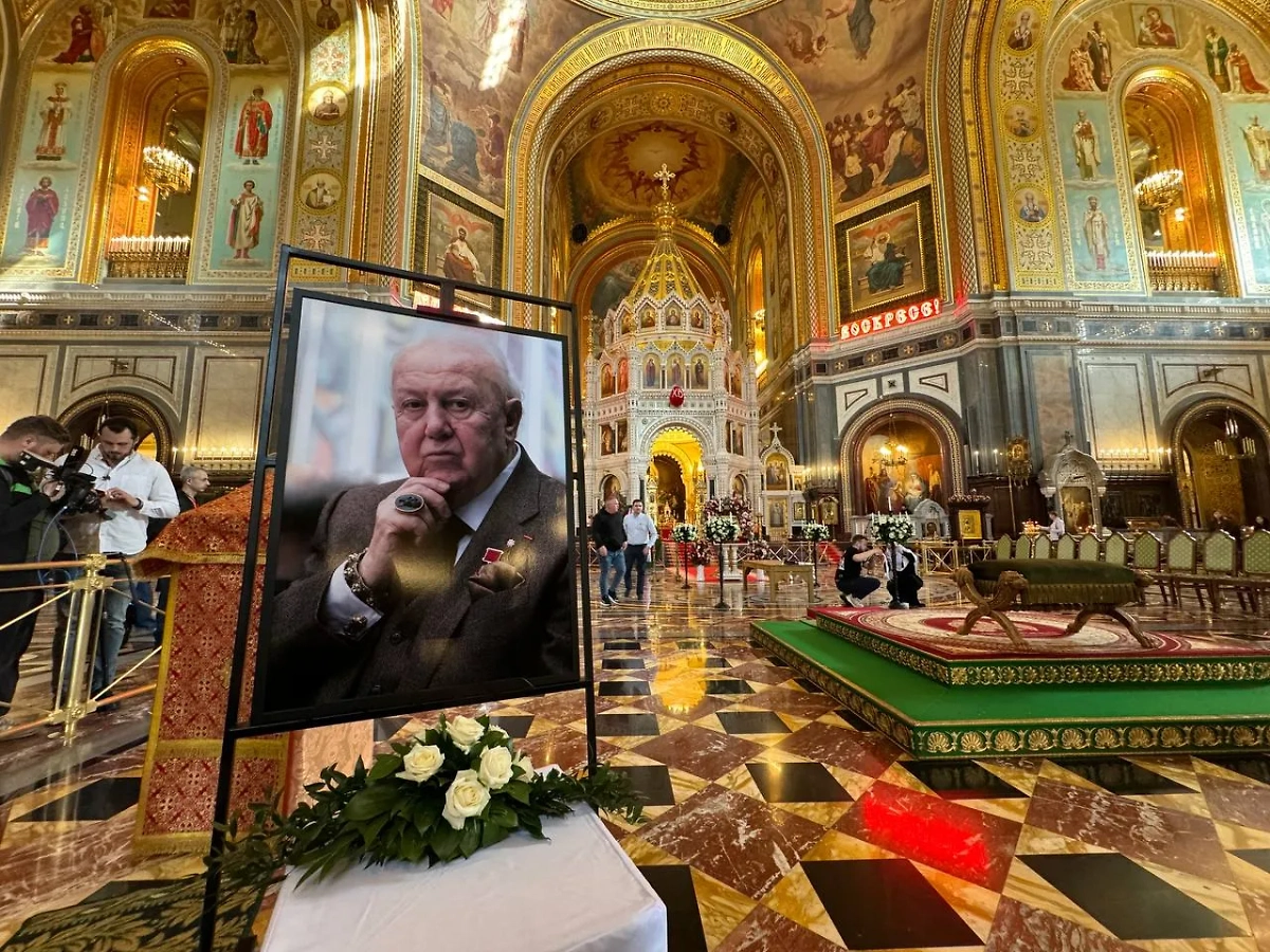 В храме Христа Спасителя началась церемония прощания с Зурабом Церетели. Фото © Life.ru