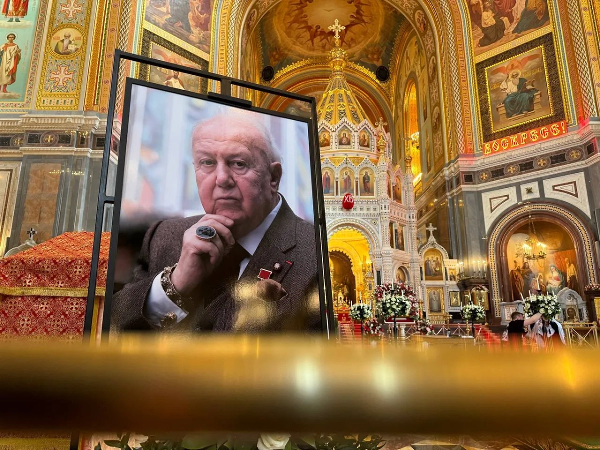 В храме Христа Спасителя началась церемония прощания с Зурабом Церетели. Фото © Life.ru