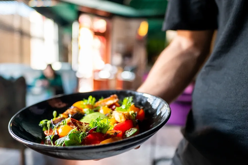 Не все блюда из ресторанов могут быть безопасны. Обложка © Shutterstock / FOTODOM / siamionau pavel