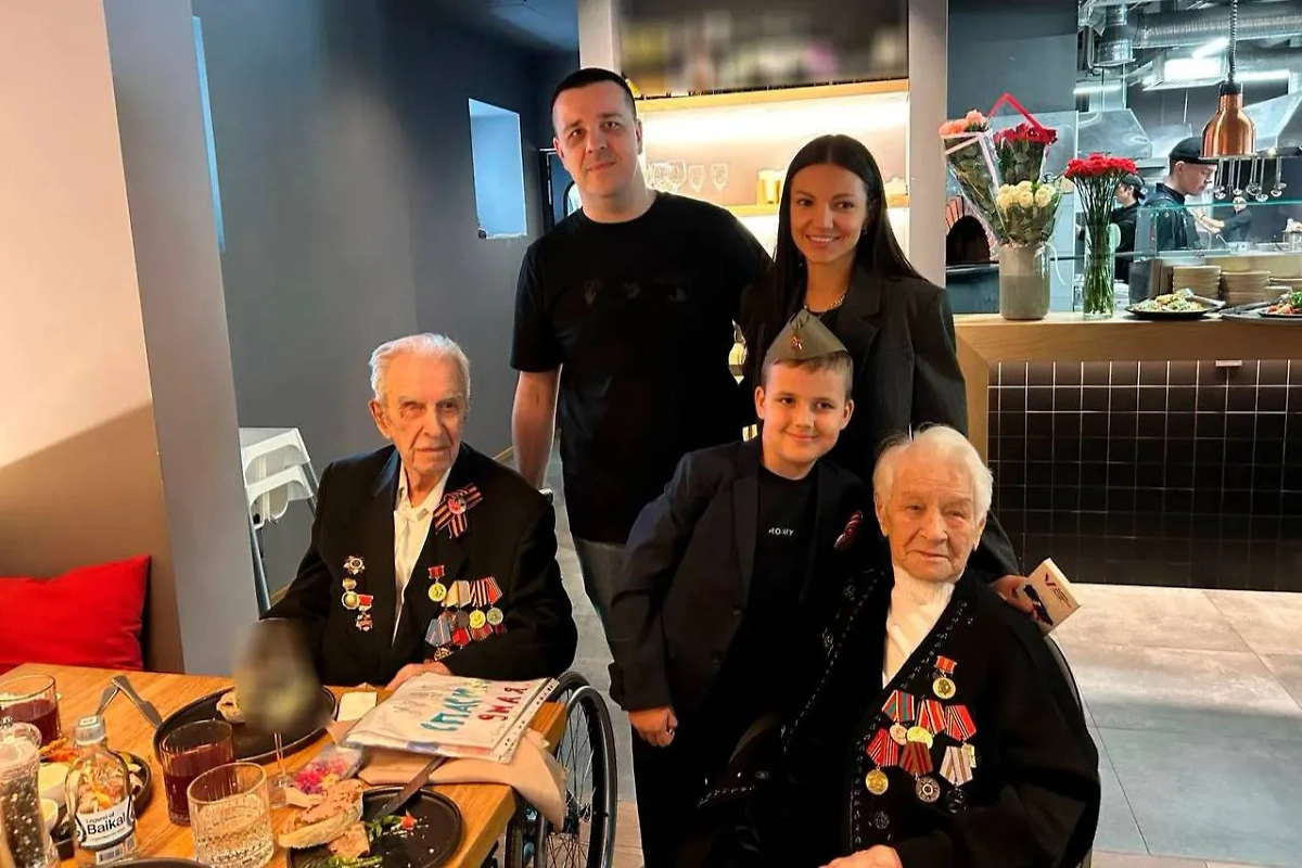 Ветераны ВОВ Ефим Эпштейн и Халима Карибулина в кругу своей семьи. Фото © Личный архив Татьяны Козак