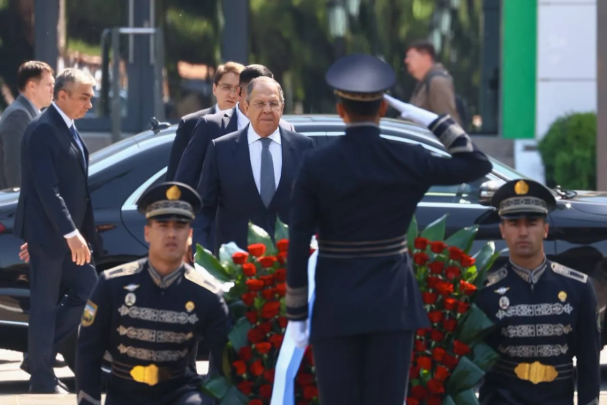 Глава МИД РФ Сергей Лавров у Вечного огня в Самарканде. Фото © Telegram / МИД России 
