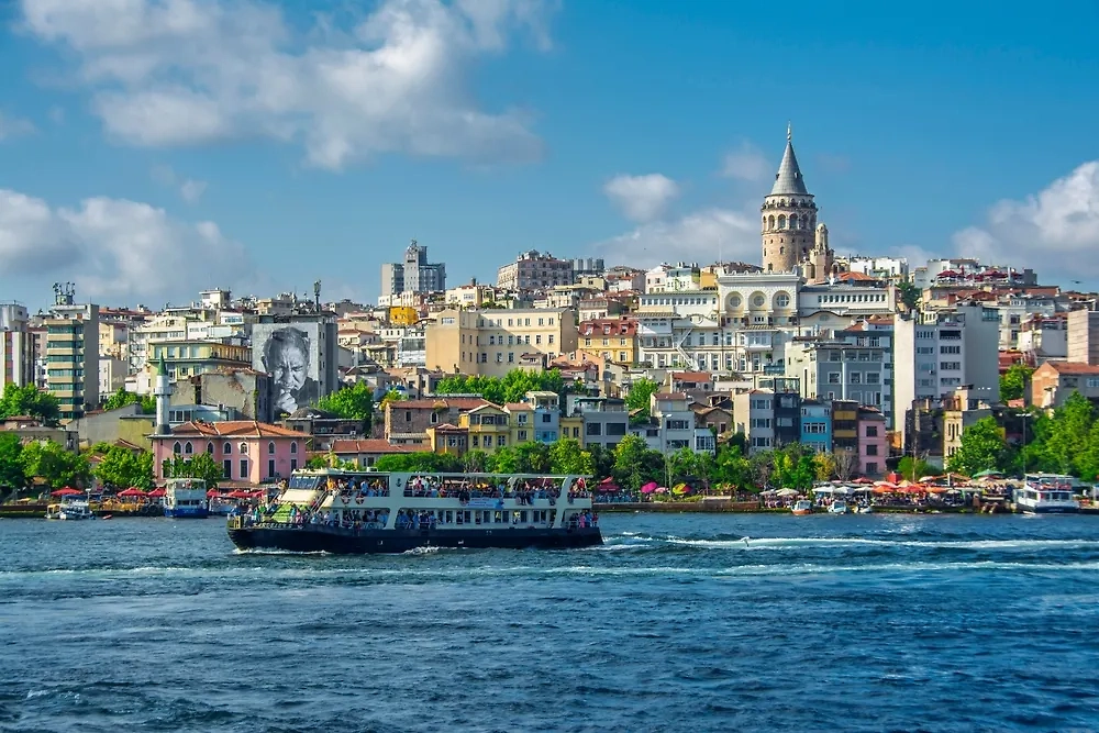 Обложка © Shutterstock / FOTODOM /  Nejdet Duzen