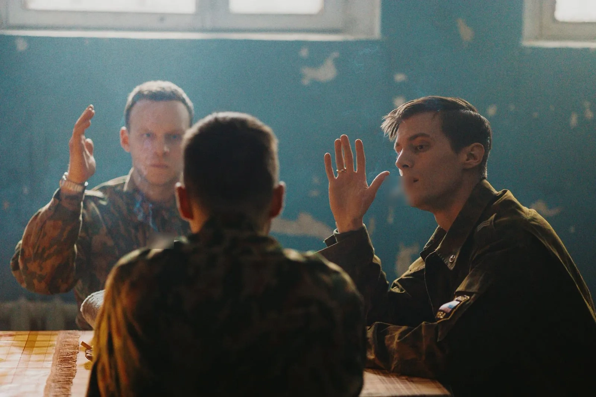 «Аутсорс» 2025: Когда выйдет сериал и сколько будет серий? Фото © Кадр из фильма «Аутсорс», режиссёр Душан Глигоров, сценарист Анна Козлова / Kinopoisk