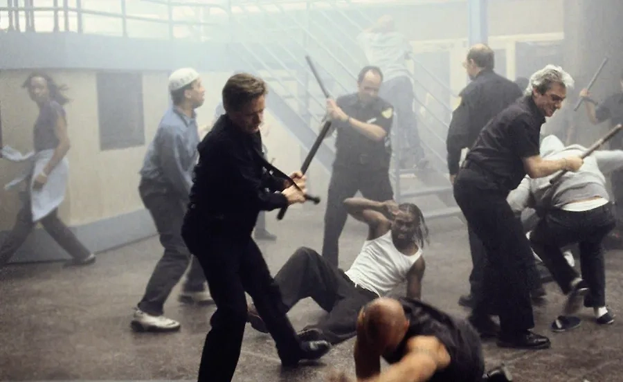 Сериалы, похожие на «Аутсорс»: что посмотреть после? Фото © Кадр из фильма «Тюрьма ОZ», режиссёр Адам Бернштейн, сценарист Сунил Наяр / Kinopoisk