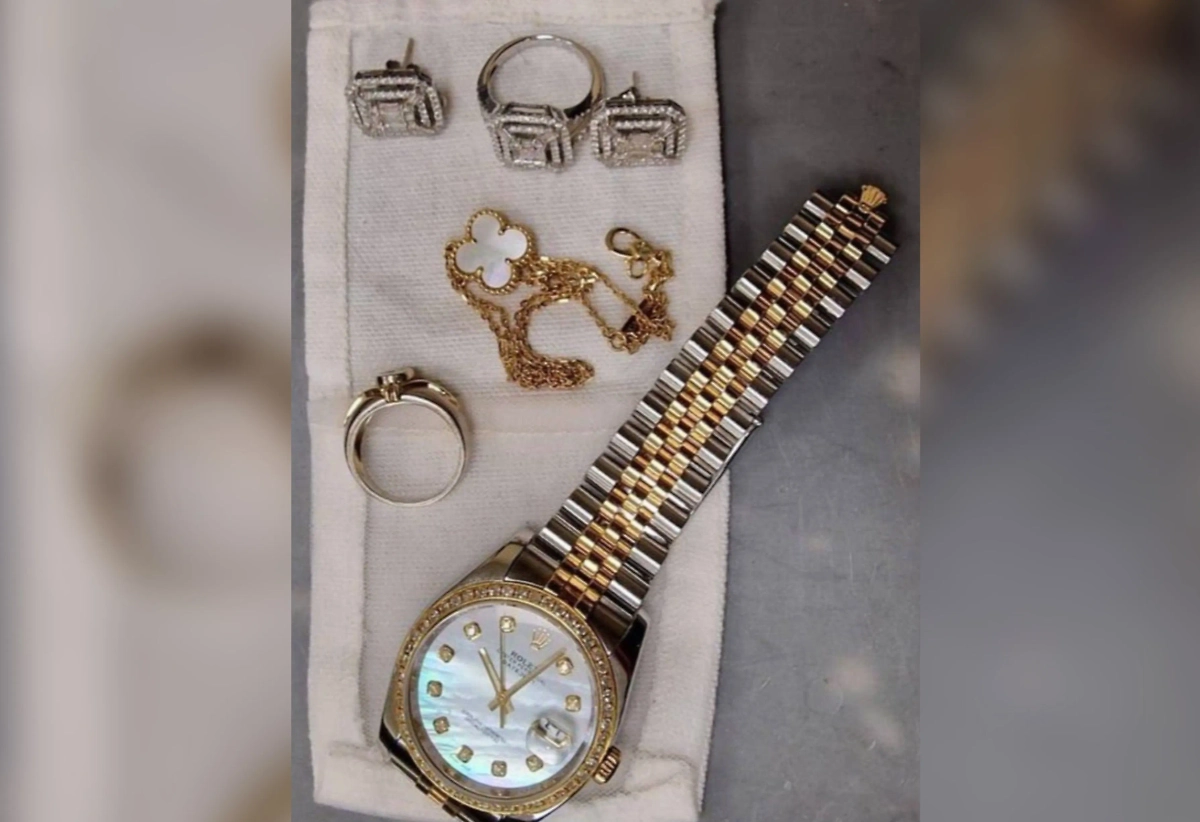 В Домодедове задержали пассажирку с незаконной ювелиркой. Фото © ФТС России