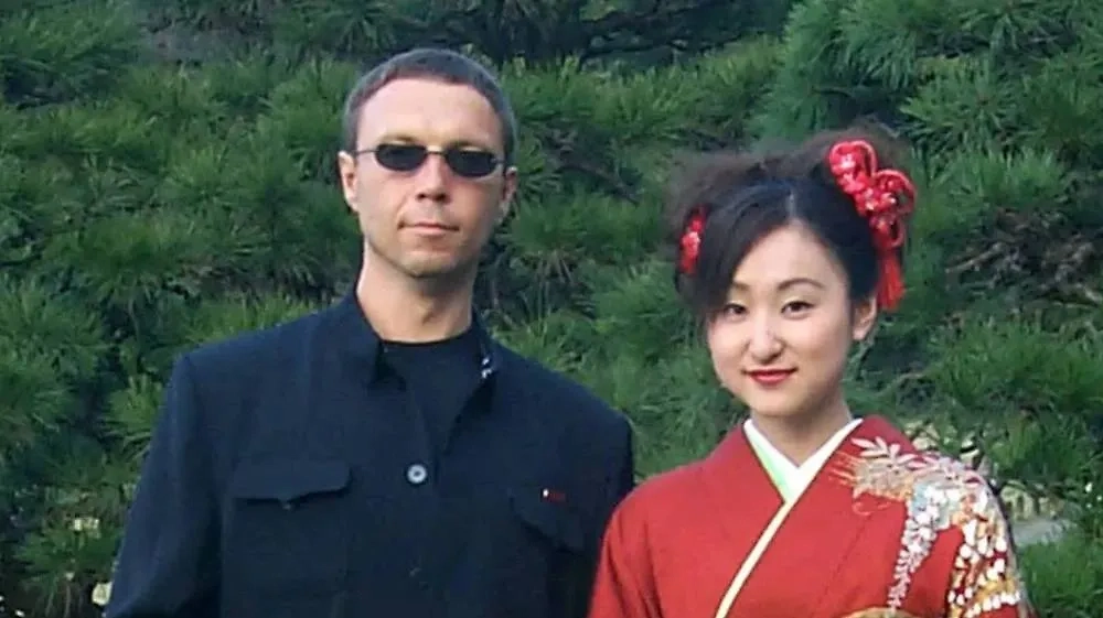 В одном из романов Пелевина упоминается программа «Третий глаз». Виктор Пелевин с японской девушкой в одном из токийских парков. Фото © ТАСС / Солнцев Владимир