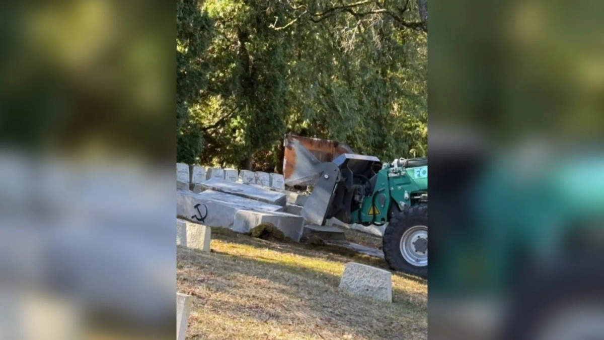В Эстонии уничтожили монументы советским воинам на Таллинском военном кладбище. Обложка © Telegram / Посольство России в Эстонии