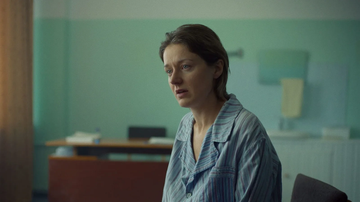 «Аутсорс» 2025: Отзывы зрителей и мнения критиков о сериале. Фото © Кадр из фильма «Аутсорс», режиссёр Душан Глигоров, сценарист Анна Козлова / Kinopoisk