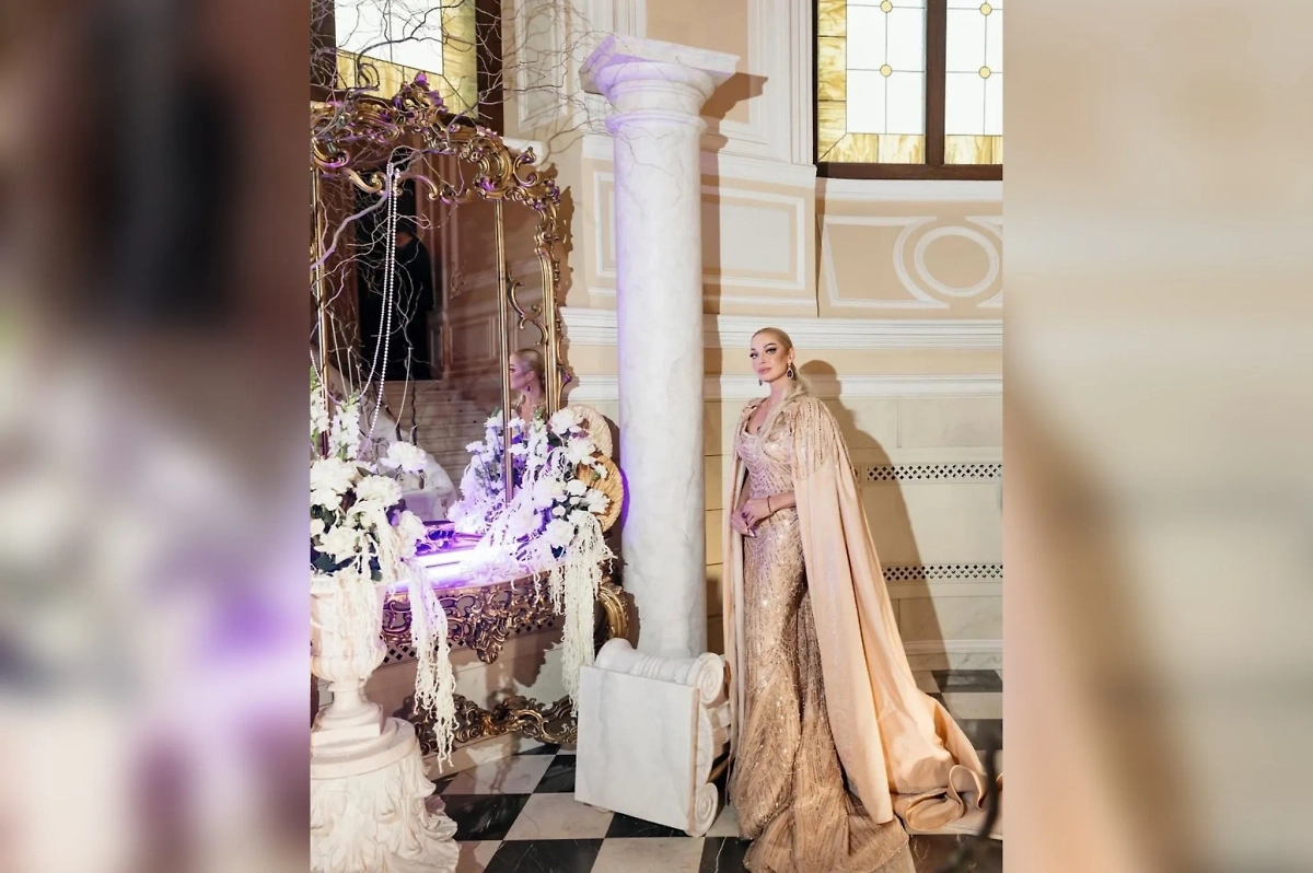 Анастасия Волочкова на свадьбе дочери Ариадны. Обложка © VK / Анастасия Волочкова