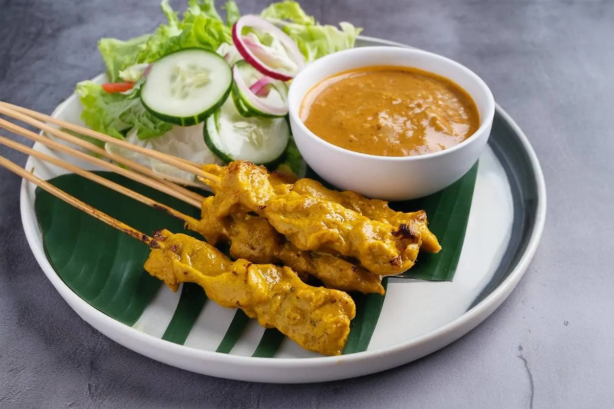 Куриный сатай с арахисовым соусом: азиатская альтернатива традиционному шашлыку. Фото © Shutterstock / FOTODOM / Duan Wade