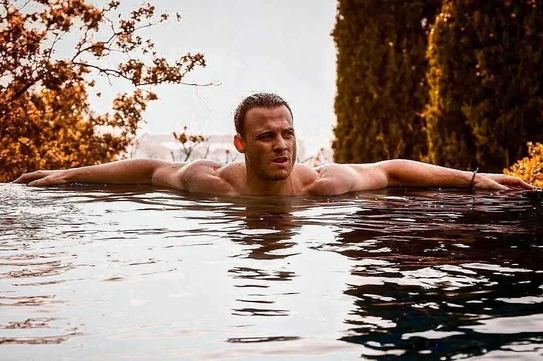 Керем Бюрсин снялся в новом проекте — «Платоническая любовь». Фото © Instagram (признан экстремистской организацией и запрещён на территории Российской Федерации) / thebursin