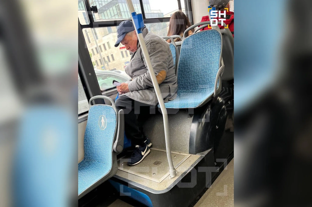 Михаила Ефремова заметили в общественном транспорте. Фото © SHOT