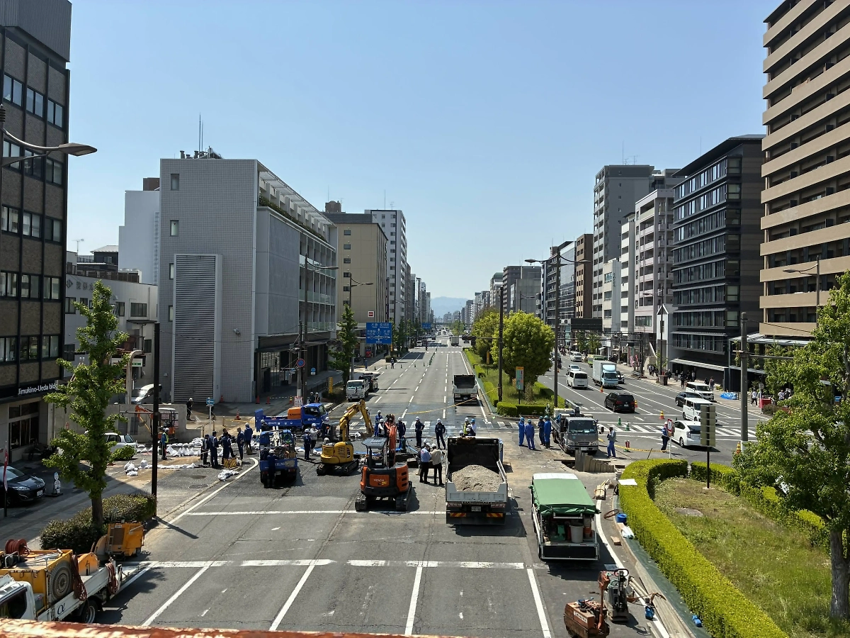В японском Киото прорвало старый водопровод. Обложка © X / ふたござのまろ