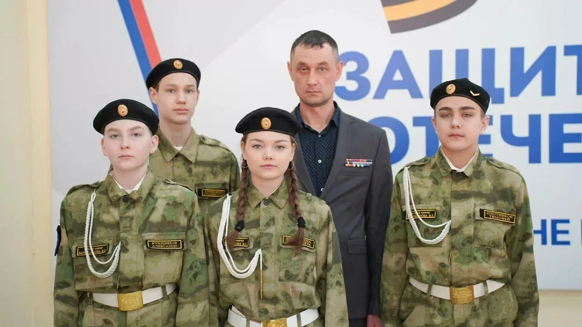 Кирилл Сырвачев уделяет много внимания воспитанию молодёжи. Фото © Предоставлено Life.ru фондом «Защитники Отечества»