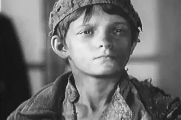 «Путёвка в жизнь» — это остросоциальная драма о беспризорниках начала 20-х годов. Фото © Кадр из фильма «Путёвка в жизнь», режиссёр Николай Экк / Kino-teatr