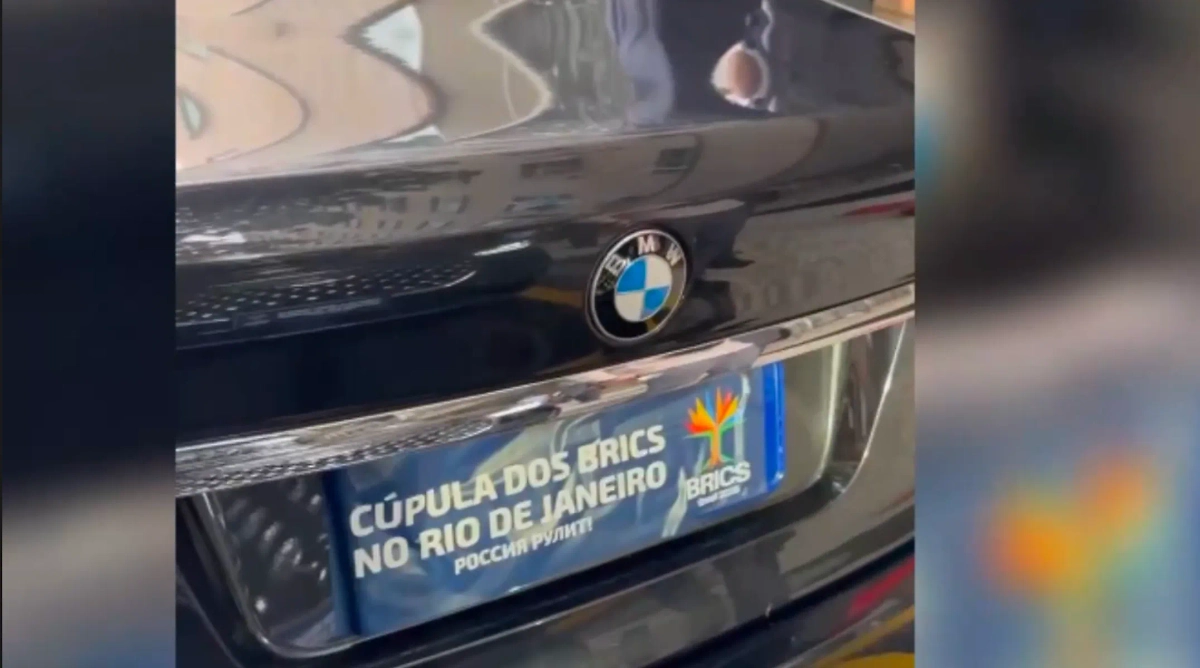 Надпись на малине Сергея Лаврова. Обложка © Кадр из видео / Telegram / Мария Захарова