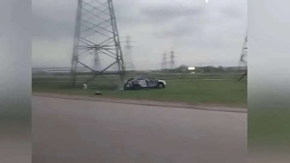 Машина с подростками влетела в бордюр. Обложка © Telegram /  «Mash Iptash»