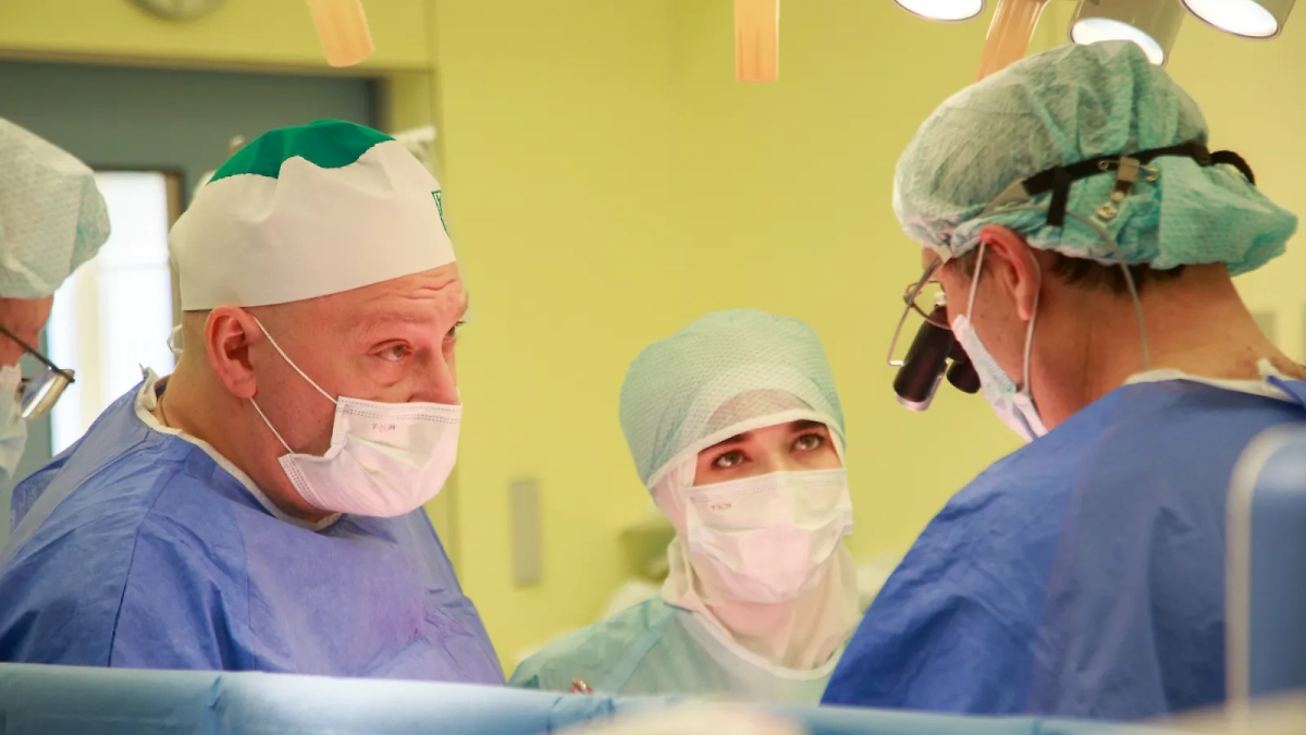 Хирурги из Татарстана извлекли осколок из бьющегося сердца бойца СВО. Обложка © Минздрав Татарстана