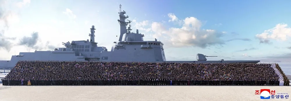 Ким Чен Ын с рабочими Нампхоской судостроительной верфи. Фото © ЦТАК