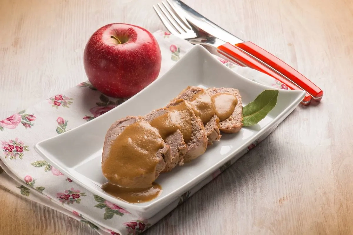 Свиные стейки с яблочным соусом: новое прочтение классического рецепта. Фото © Shutterstock / FOTODOM / marco mayer