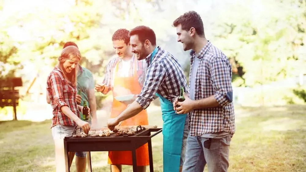 Как не стать причиной лесного пожара, когда вы жарите шашлыки? Обложка © Shutterstock / FOTODOM / NDAB Creativity